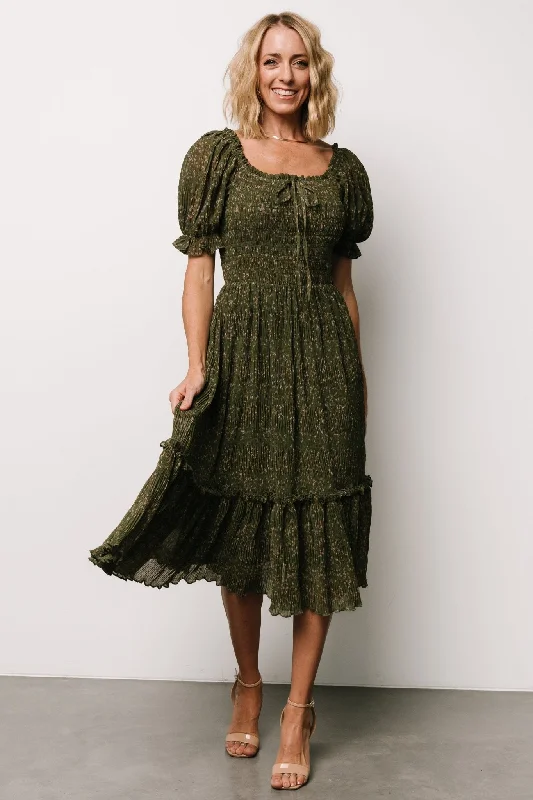 Chic Outfits Beatrice Smocked Midi Dress | Olive Floral