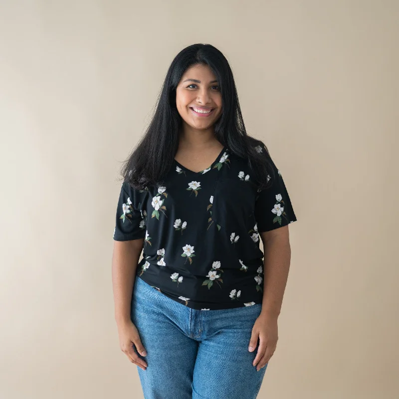 Effortless Outfits Street vertical and horizontal design Women’s Relaxed Fit V-Neck in Big Midnight Magnolia