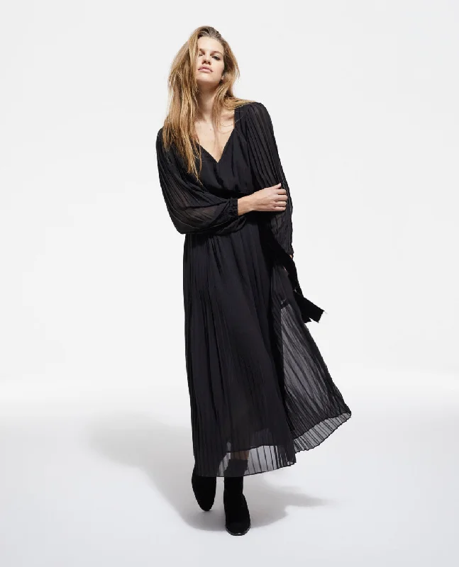 Relaxed Chic Long-sleeved Maxi Dress